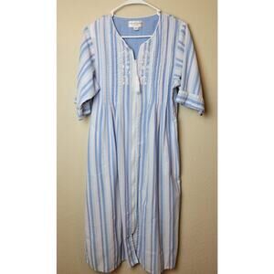 Vtg Miss Elaine Blue Pink Seersucker Housecoat Robe Zipper Embroidered PS S